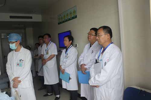 濟寧醫(yī)學(xué)院內(nèi)科教研室主任李新建(右二)參加我院教學(xué)查房競賽.JPG