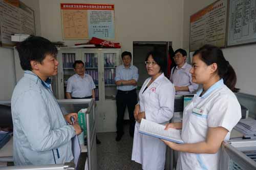 濟寧醫(yī)學(xué)院公共衛(wèi)生學(xué)院副院長王文軍(左一)訪談善南社區(qū)衛(wèi)生服務(wù)中心帶教老師.JPG