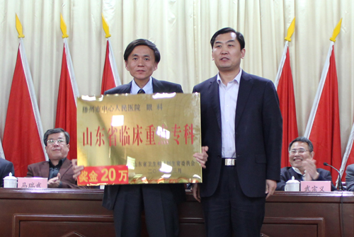 1院長楊瓊向眼科學科帶頭人王兵、消化內(nèi)科學科帶頭人柴同海頒發(fā)牌匾和獎金。徐萌 劉勝攝.jpg