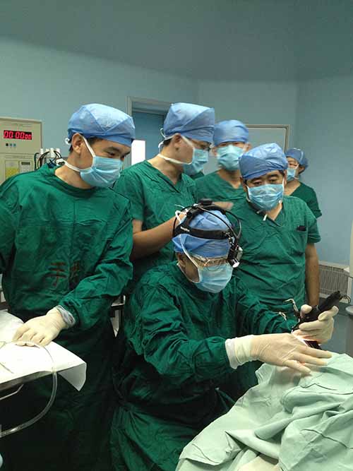 1耳鼻咽喉科開展喉部二氧化碳激光手術(shù).JPG