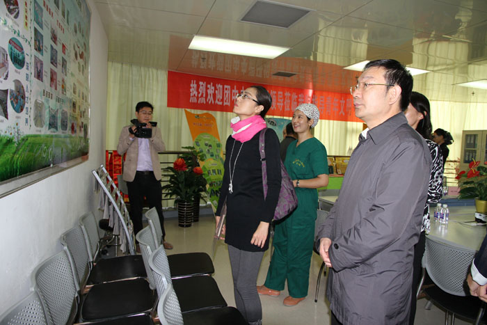 右二 團(tuán)中央青年發(fā)展部職業(yè)文明組處長(zhǎng)苑海珍.jpg