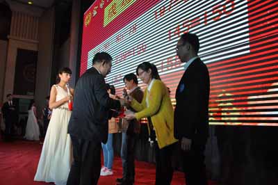 與會領導為8對成功牽手青年頒發(fā)吉祥禮物 8.JPG