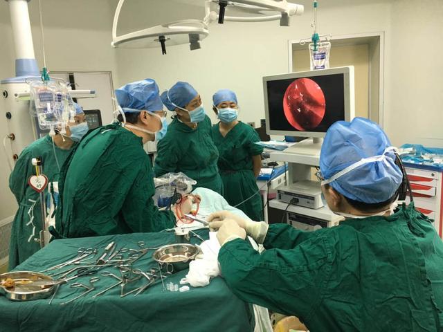 眼二科：鋼筆戳入眼瞼，手術(shù)6小時順利取出，患者眼球保住