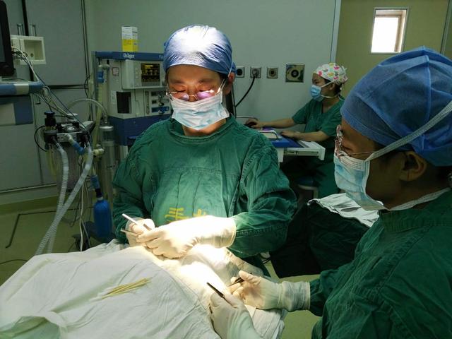 眼二科：鋼筆戳入眼瞼，手術(shù)6小時順利取出，患者眼球保住